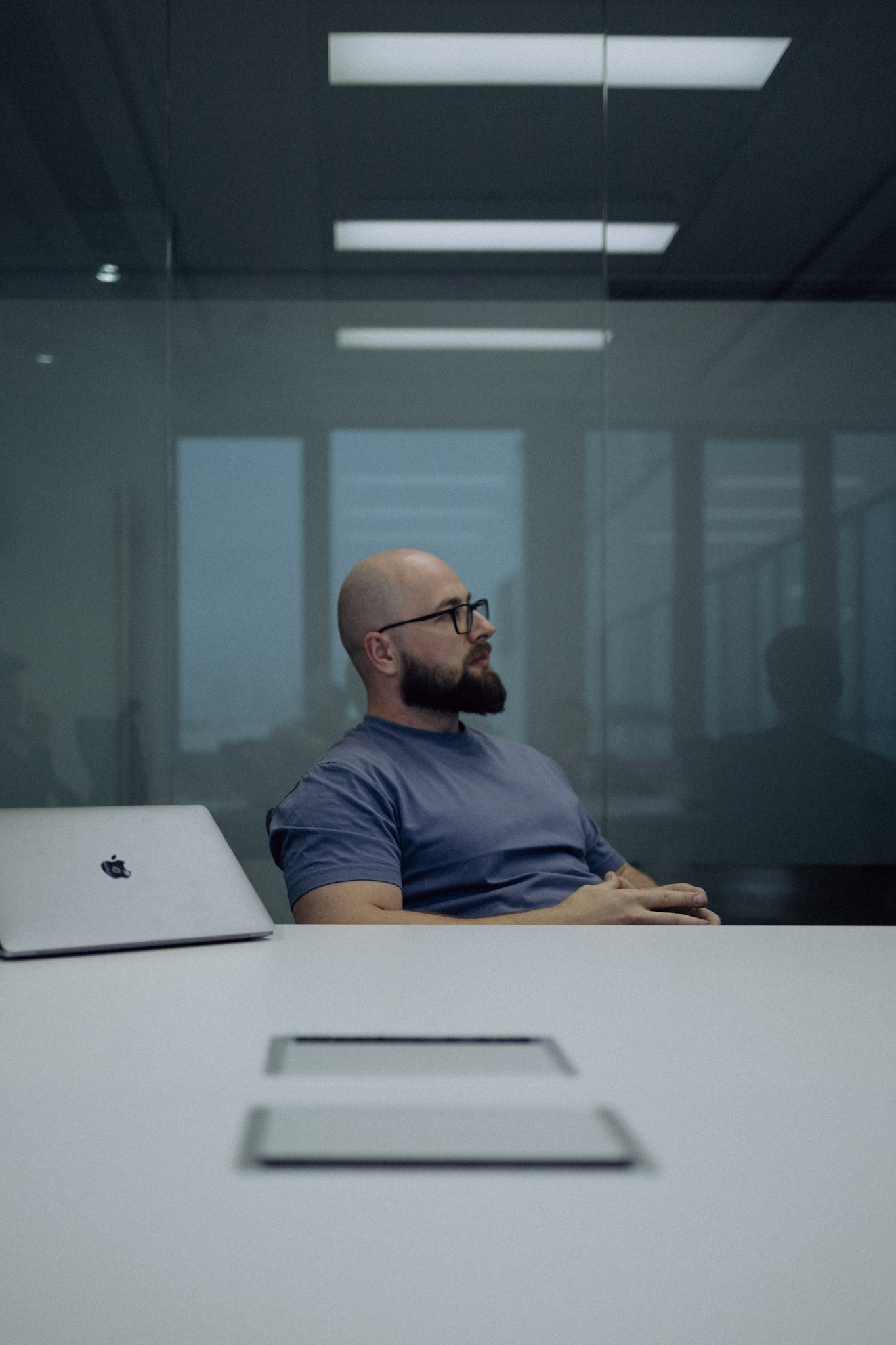 CONNECTIS — a fleet operations manager in a glass-walled meeting room